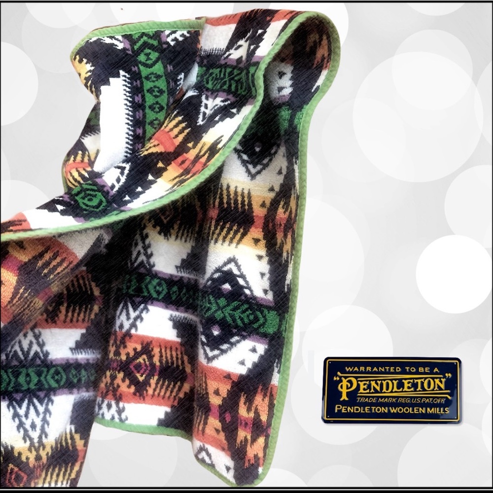 Pendleton Eagle Rock Hooded Towel with Bold Multicolor Design - Picture 7 of 7
